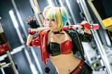 「【コスプレ】ハーレイ・クインの等身大フィギュアですか！？ホームラン級の美くびれと抜群のスタイルでかっ飛ばす【写真10枚】」の画像3