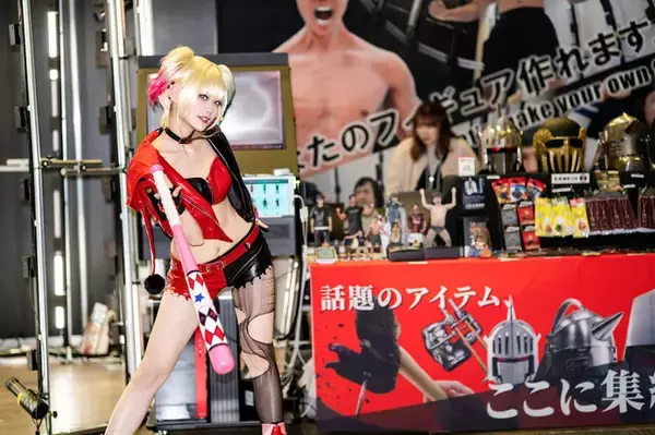 「【コスプレ】ハーレイ・クインの等身大フィギュアですか！？ホームラン級の美くびれと抜群のスタイルでかっ飛ばす【写真10枚】」の画像