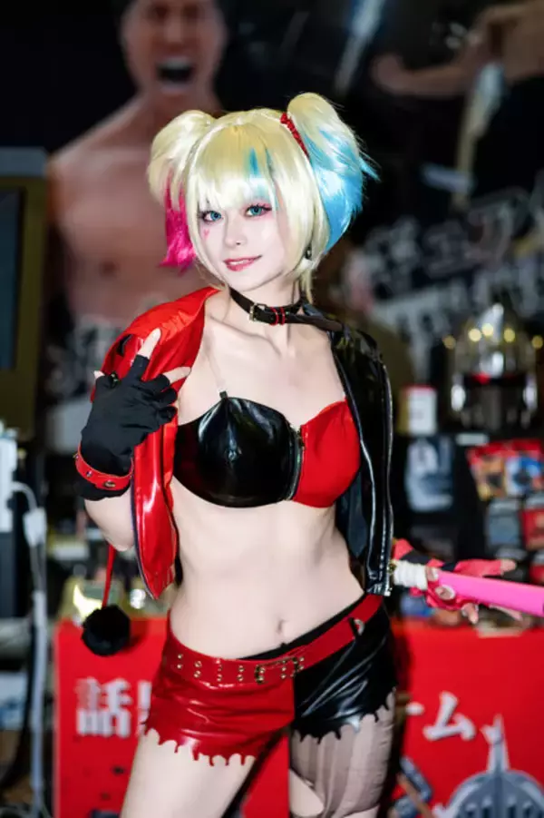 「【コスプレ】ハーレイ・クインの等身大フィギュアですか！？ホームラン級の美くびれと抜群のスタイルでかっ飛ばす【写真10枚】」の画像