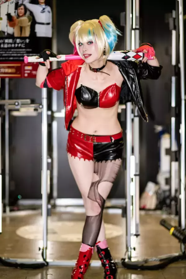 「【コスプレ】ハーレイ・クインの等身大フィギュアですか！？ホームラン級の美くびれと抜群のスタイルでかっ飛ばす【写真10枚】」の画像