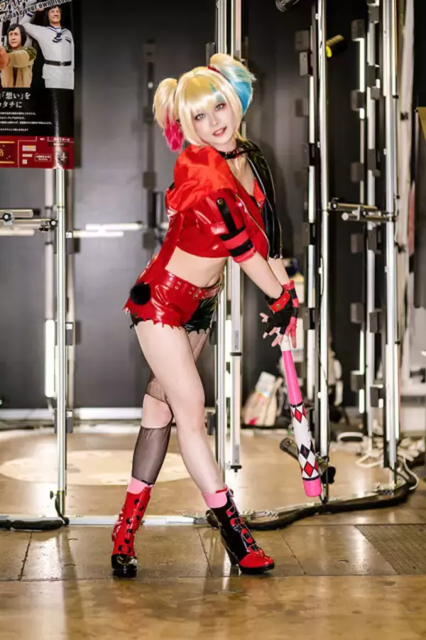 「【コスプレ】ハーレイ・クインの等身大フィギュアですか！？ホームラン級の美くびれと抜群のスタイルでかっ飛ばす【写真10枚】」の画像