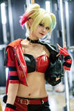 「【コスプレ】ハーレイ・クインの等身大フィギュアですか！？ホームラン級の美くびれと抜群のスタイルでかっ飛ばす【写真10枚】」の画像8