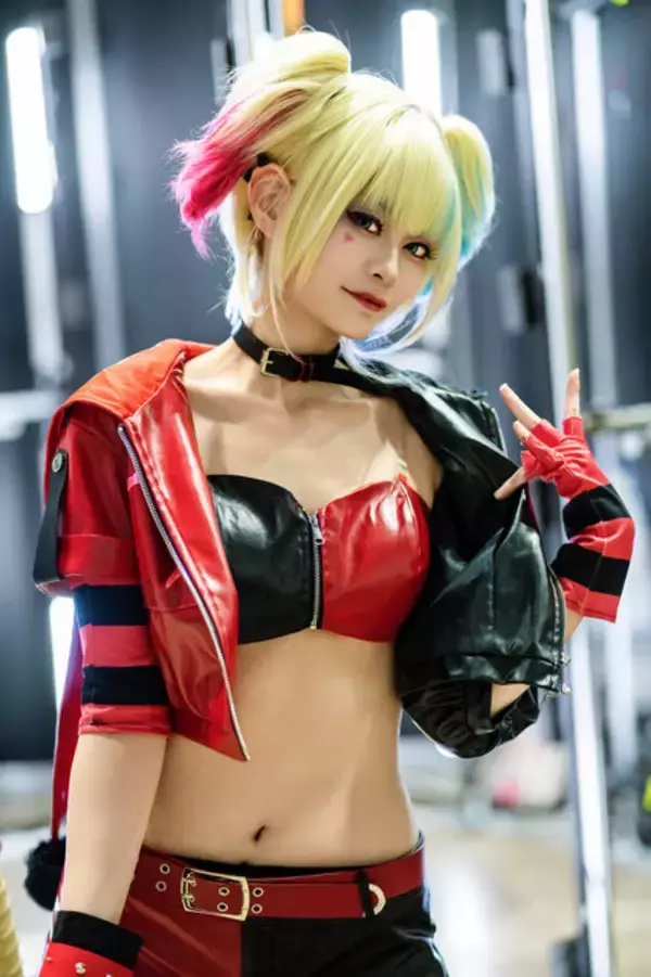 「【コスプレ】ハーレイ・クインの等身大フィギュアですか！？ホームラン級の美くびれと抜群のスタイルでかっ飛ばす【写真10枚】」の画像