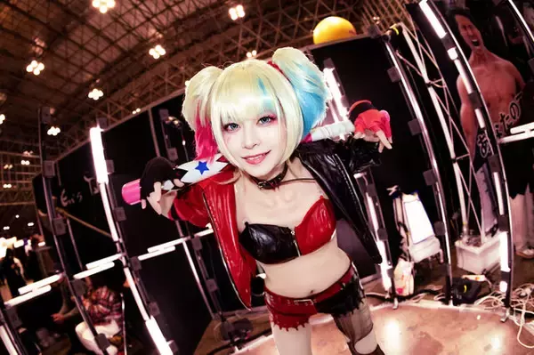 「【コスプレ】ハーレイ・クインの等身大フィギュアですか！？ホームラン級の美くびれと抜群のスタイルでかっ飛ばす【写真10枚】」の画像