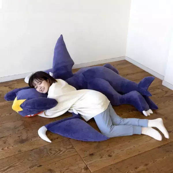 「『ポケモン』全長約1.6mの「大きなガブリアスクッション」登場！さめはだ…ならぬ“ふわはだ”があなたを癒す」の画像