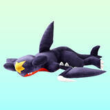 「『ポケモン』全長約1.6mの「大きなガブリアスクッション」登場！さめはだ…ならぬ“ふわはだ”があなたを癒す」の画像3