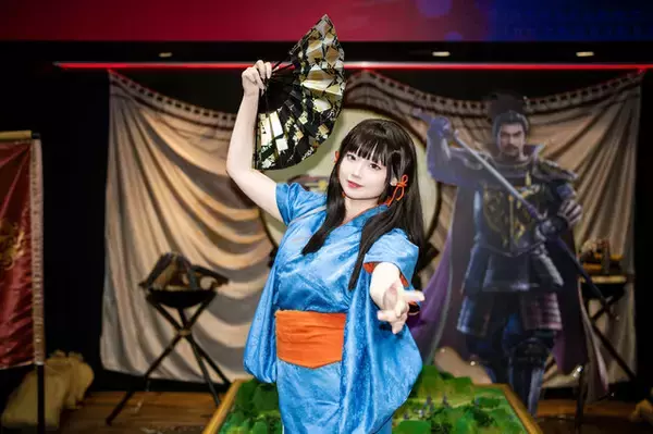 「【コスプレ】大和撫子の青い浴衣から美脚がチラリ！『信長の野望 真戦』緑の雅やかな佇まいに、古き良き時代の美を感じる【写真7枚】」の画像