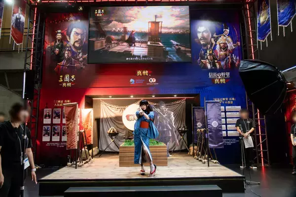 「【コスプレ】大和撫子の青い浴衣から美脚がチラリ！『信長の野望 真戦』緑の雅やかな佇まいに、古き良き時代の美を感じる【写真7枚】」の画像