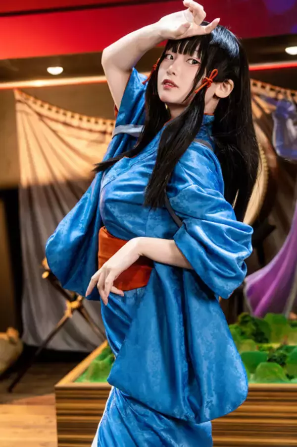 「【コスプレ】大和撫子の青い浴衣から美脚がチラリ！『信長の野望 真戦』緑の雅やかな佇まいに、古き良き時代の美を感じる【写真7枚】」の画像