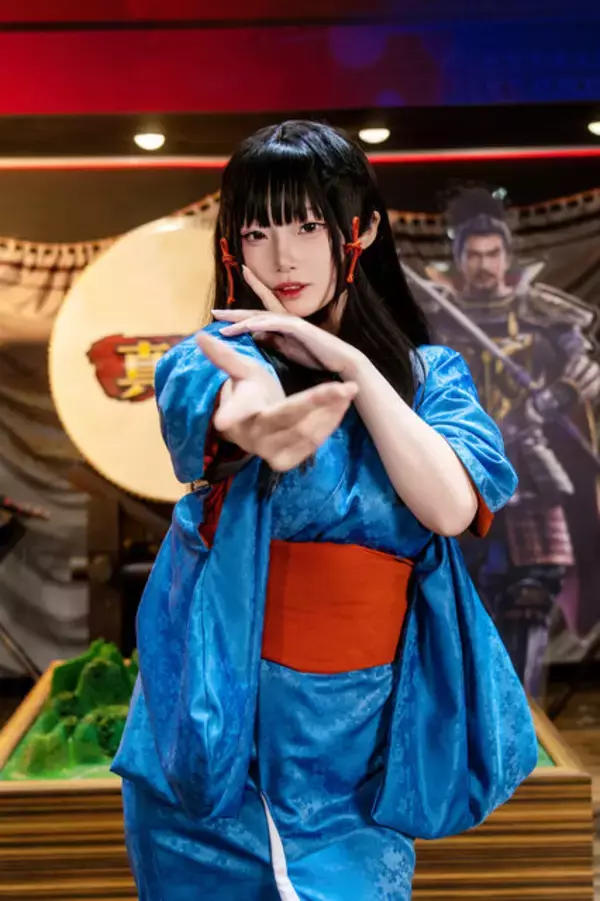 「【コスプレ】大和撫子の青い浴衣から美脚がチラリ！『信長の野望 真戦』緑の雅やかな佇まいに、古き良き時代の美を感じる【写真7枚】」の画像