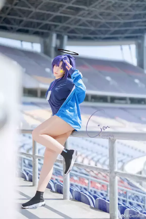 「【コスプレ】“ムッチリな太もも”が代名詞 『ブルアカ』ユウカ生誕記念！様々な角度から魅了に迫る美女レイヤーまとめ【写真35枚】」の画像