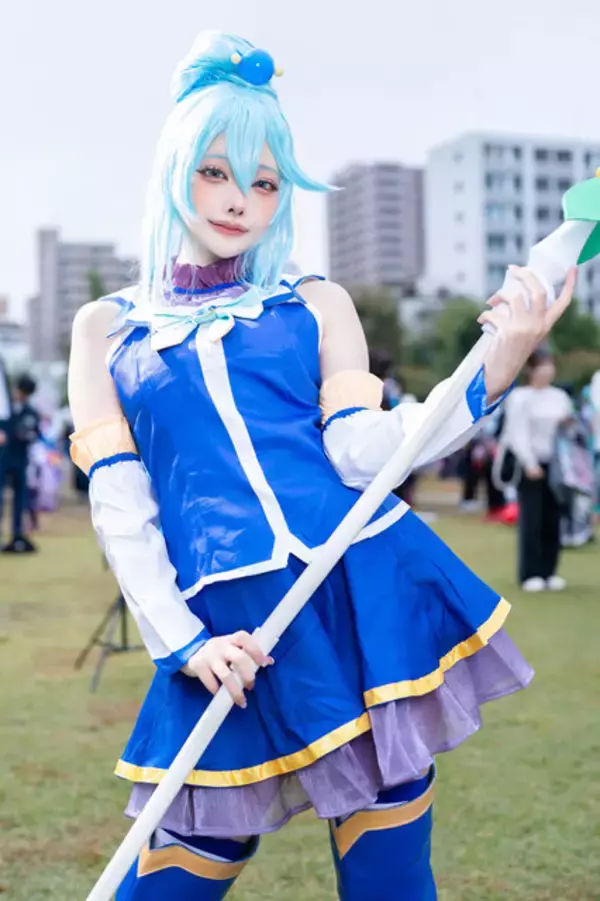 「【コスプレ】ミニスカートで魅せる美脚はさすが女神！「このすば」アクア様と愉快な仲間が「池ハロ」に集結【写真13枚】」の画像