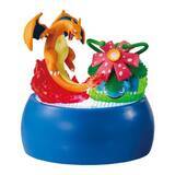 「『ポケモン』ルカリオVSピカチュウ！バトルシーンを再現したカプセルトイが登場ーカプセルは光る台座に」の画像1