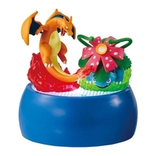 『ポケモン』ルカリオVSピカチュウ！バトルシーンを再現したカプセルトイが登場ーカプセルは光る台座に