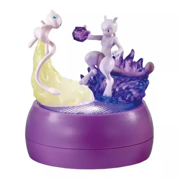 「『ポケモン』ルカリオVSピカチュウ！バトルシーンを再現したカプセルトイが登場ーカプセルは光る台座に」の画像