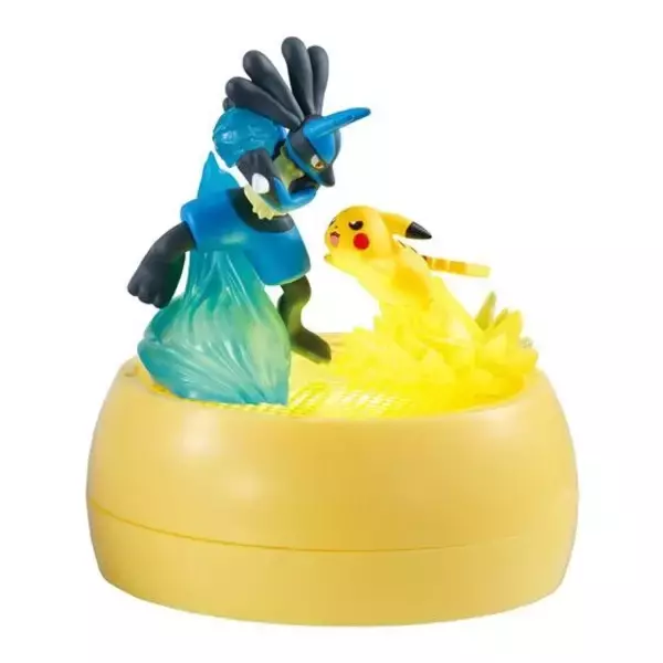 「『ポケモン』ルカリオVSピカチュウ！バトルシーンを再現したカプセルトイが登場ーカプセルは光る台座に」の画像