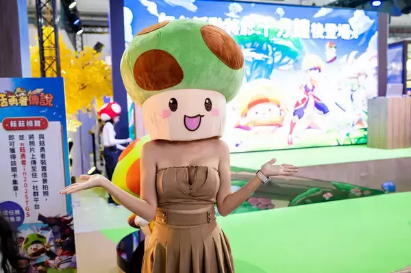 「【コスプレ】『キノコ伝説：勇者と魔法のランプ』顔を隠してもスタイルの良さは隠しきれせず…逆に目立ちまくる！【写真7枚】」の画像