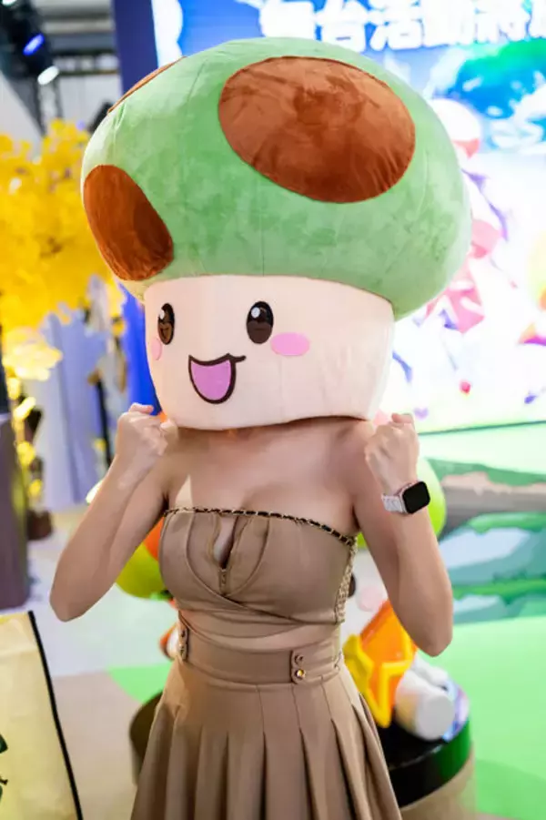 「【コスプレ】『キノコ伝説：勇者と魔法のランプ』顔を隠してもスタイルの良さは隠しきれせず…逆に目立ちまくる！【写真7枚】」の画像