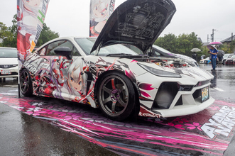 人気VTuberにウマ娘、初音ミクまで！雨にも負けなかった痛車＆痛バイクを取材【第九回 天下無双 東西最強痛車決戦 フォトレポ】