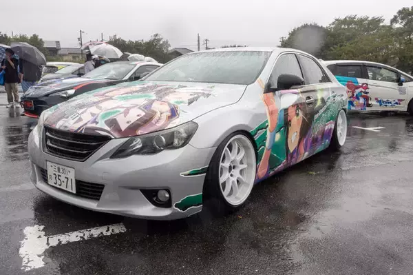 「人気VTuberにウマ娘、初音ミクまで！雨にも負けなかった痛車＆痛バイクを取材【第九回 天下無双 東西最強痛車決戦 フォトレポ】」の画像