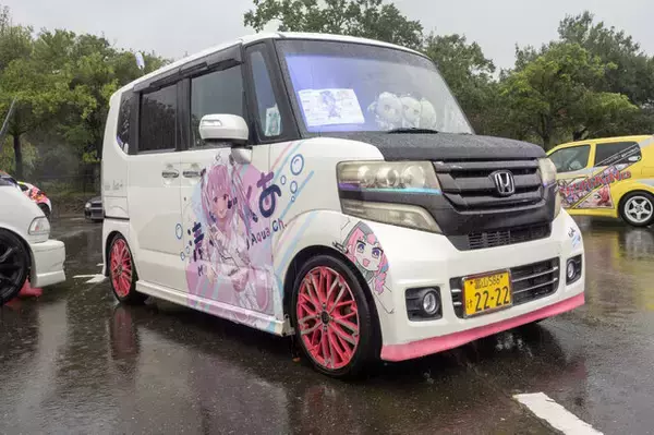 「人気VTuberにウマ娘、初音ミクまで！雨にも負けなかった痛車＆痛バイクを取材【第九回 天下無双 東西最強痛車決戦 フォトレポ】」の画像