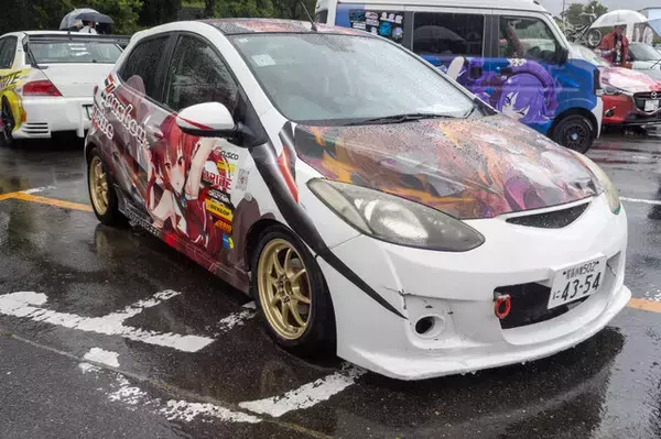 「人気VTuberにウマ娘、初音ミクまで！雨にも負けなかった痛車＆痛バイクを取材【第九回 天下無双 東西最強痛車決戦 フォトレポ】」の画像