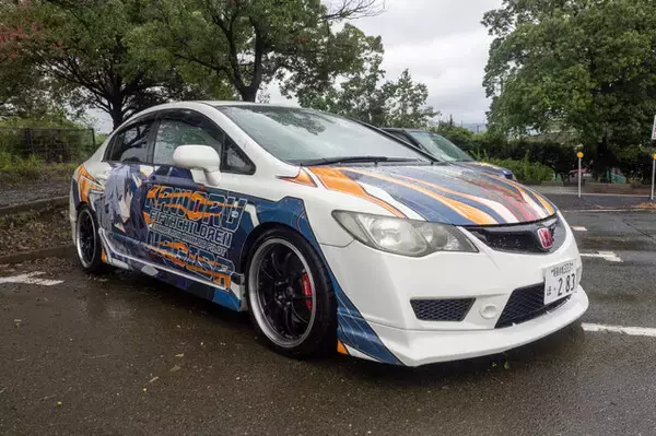 「人気VTuberにウマ娘、初音ミクまで！雨にも負けなかった痛車＆痛バイクを取材【第九回 天下無双 東西最強痛車決戦 フォトレポ】」の画像