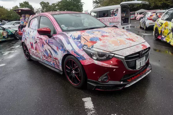 「人気VTuberにウマ娘、初音ミクまで！雨にも負けなかった痛車＆痛バイクを取材【第九回 天下無双 東西最強痛車決戦 フォトレポ】」の画像