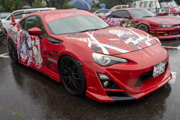 「人気VTuberにウマ娘、初音ミクまで！雨にも負けなかった痛車＆痛バイクを取材【第九回 天下無双 東西最強痛車決戦 フォトレポ】」の画像