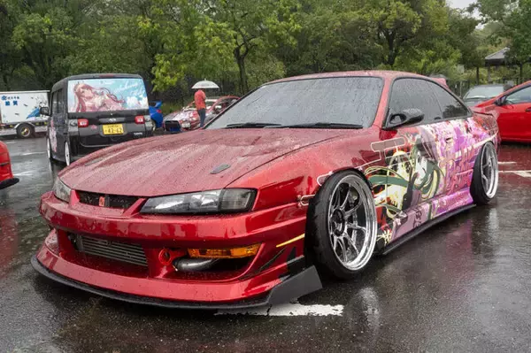 「人気VTuberにウマ娘、初音ミクまで！雨にも負けなかった痛車＆痛バイクを取材【第九回 天下無双 東西最強痛車決戦 フォトレポ】」の画像