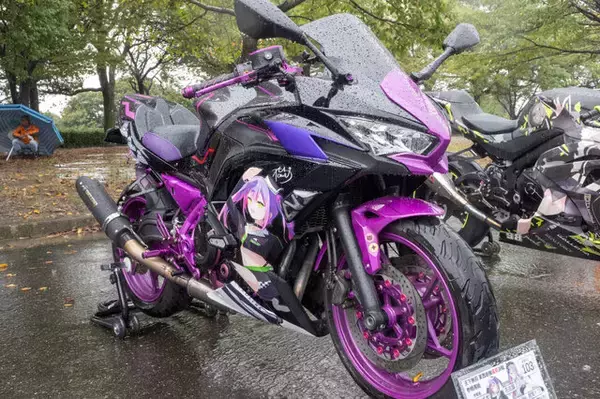 「人気VTuberにウマ娘、初音ミクまで！雨にも負けなかった痛車＆痛バイクを取材【第九回 天下無双 東西最強痛車決戦 フォトレポ】」の画像