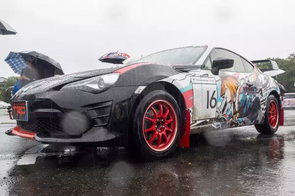 「人気VTuberにウマ娘、初音ミクまで！雨にも負けなかった痛車＆痛バイクを取材【第九回 天下無双 東西最強痛車決戦 フォトレポ】」の画像