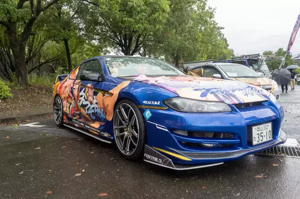 「人気VTuberにウマ娘、初音ミクまで！雨にも負けなかった痛車＆痛バイクを取材【第九回 天下無双 東西最強痛車決戦 フォトレポ】」の画像