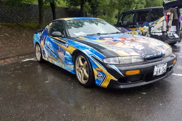 「人気VTuberにウマ娘、初音ミクまで！雨にも負けなかった痛車＆痛バイクを取材【第九回 天下無双 東西最強痛車決戦 フォトレポ】」の画像