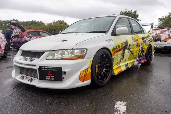 「人気VTuberにウマ娘、初音ミクまで！雨にも負けなかった痛車＆痛バイクを取材【第九回 天下無双 東西最強痛車決戦 フォトレポ】」の画像