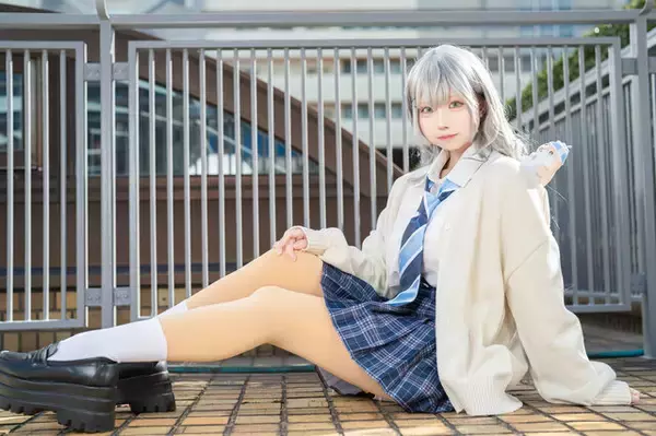 【コスプレ】チェックのスカートからスラリと伸びる美脚が眩しい！新人美女レイヤーのノエル団長の爽やかな制服姿が可愛い【写真8枚】