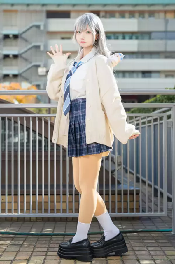 「【コスプレ】チェックのスカートからスラリと伸びる美脚が眩しい！新人美女レイヤーのノエル団長の爽やかな制服姿が可愛い【写真8枚】」の画像