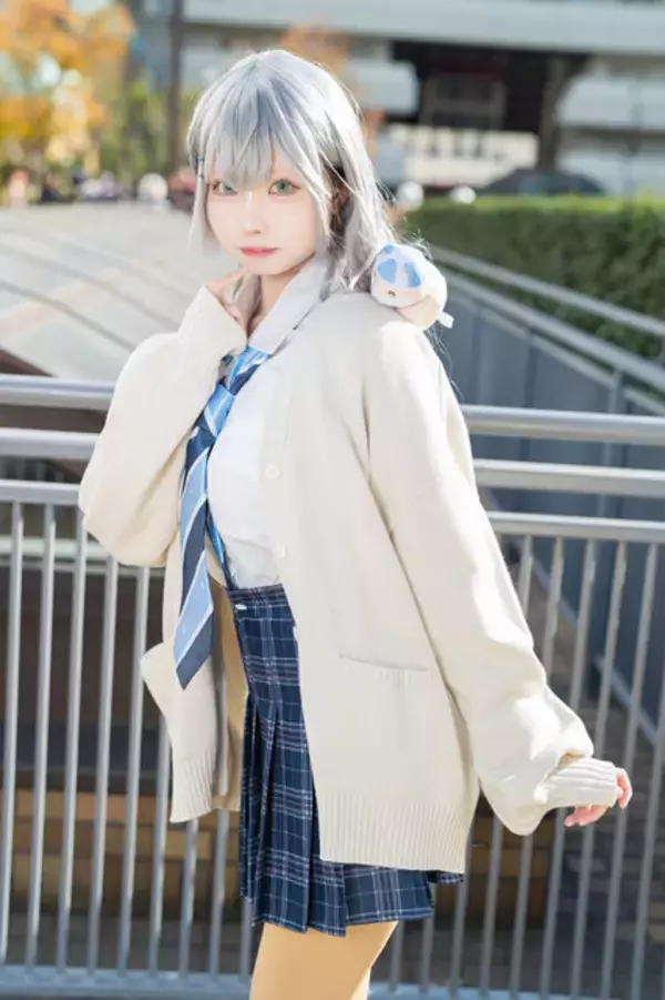 「【コスプレ】チェックのスカートからスラリと伸びる美脚が眩しい！新人美女レイヤーのノエル団長の爽やかな制服姿が可愛い【写真8枚】」の画像