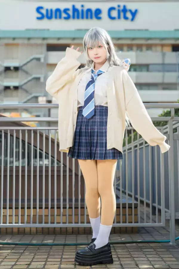 「【コスプレ】チェックのスカートからスラリと伸びる美脚が眩しい！新人美女レイヤーのノエル団長の爽やかな制服姿が可愛い【写真8枚】」の画像