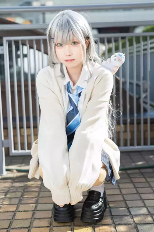 「【コスプレ】チェックのスカートからスラリと伸びる美脚が眩しい！新人美女レイヤーのノエル団長の爽やかな制服姿が可愛い【写真8枚】」の画像