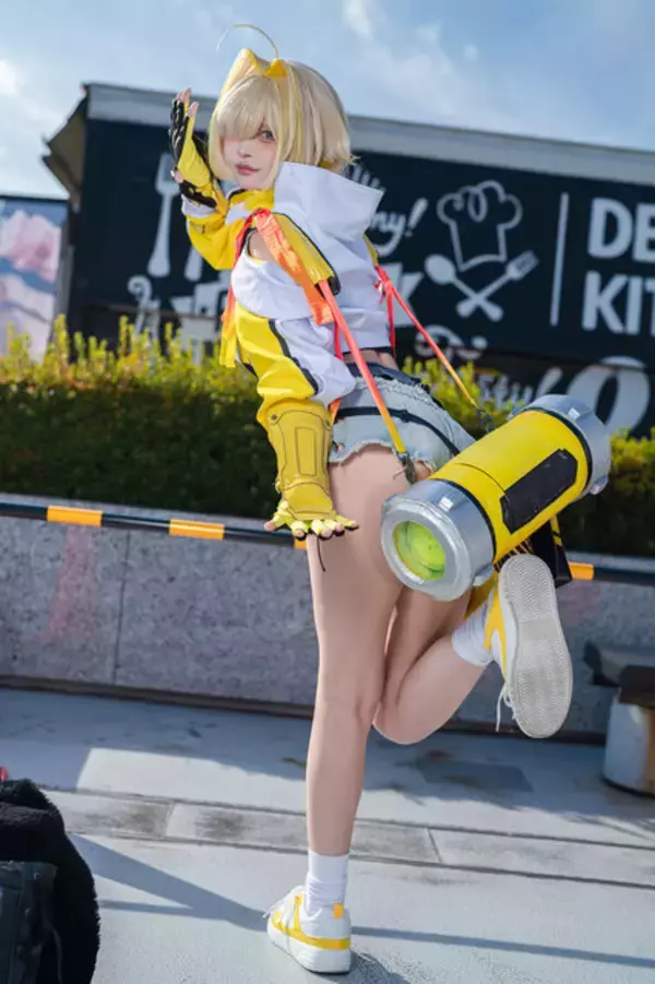 「【コスプレ】ショーパン×引き締まったウエストで魅せる！表情豊かな『NIKKE』エレグがめっちゃ可愛い【写真8枚】」の画像