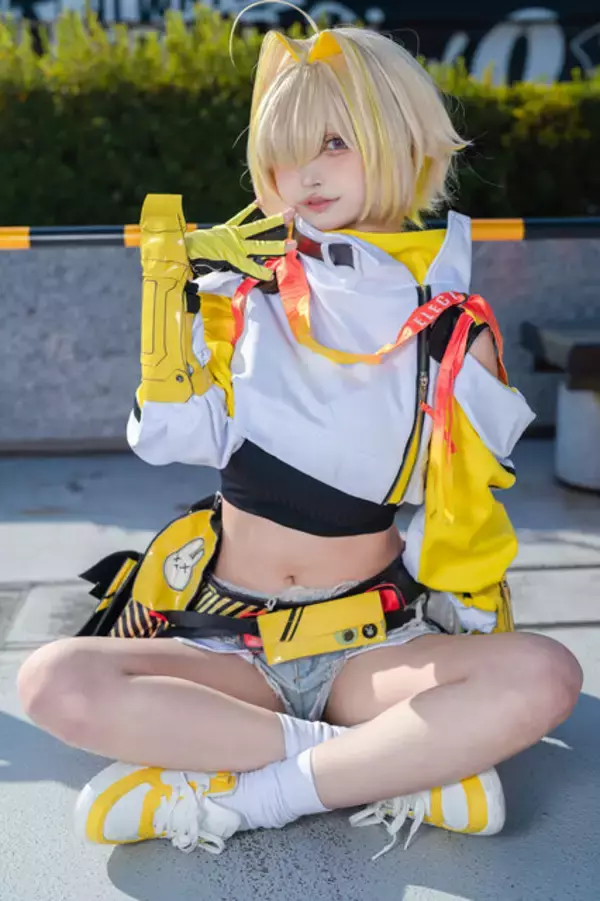 「【コスプレ】ショーパン×引き締まったウエストで魅せる！表情豊かな『NIKKE』エレグがめっちゃ可愛い【写真8枚】」の画像