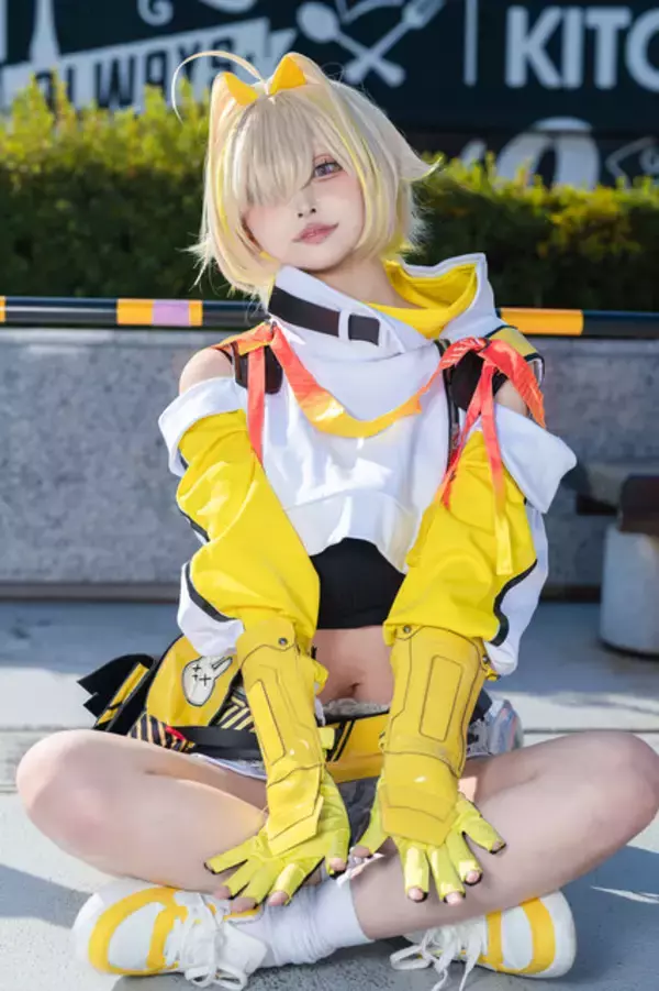 「【コスプレ】ショーパン×引き締まったウエストで魅せる！表情豊かな『NIKKE』エレグがめっちゃ可愛い【写真8枚】」の画像