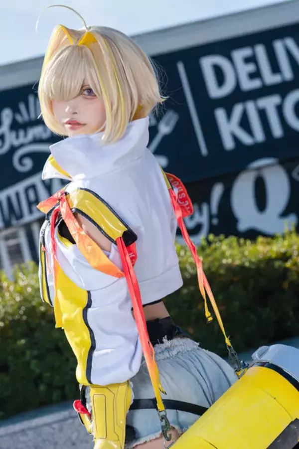 「【コスプレ】ショーパン×引き締まったウエストで魅せる！表情豊かな『NIKKE』エレグがめっちゃ可愛い【写真8枚】」の画像