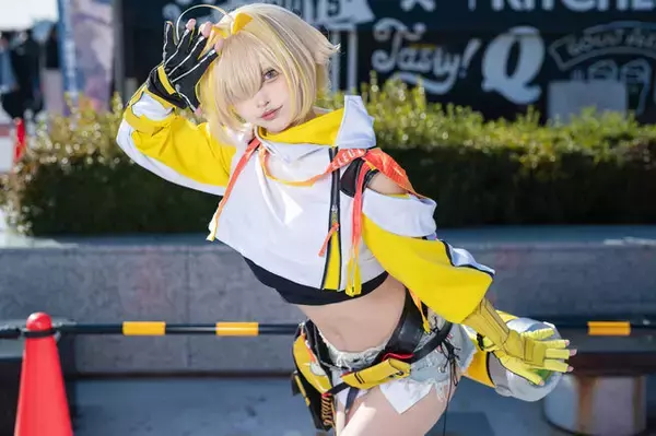 「【コスプレ】ショーパン×引き締まったウエストで魅せる！表情豊かな『NIKKE』エレグがめっちゃ可愛い【写真8枚】」の画像