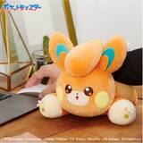 「『ポケモン』「パモ」の背中に腕が置ける…！デスクワークを支える、可愛くて便利な腕枕ぬいぐるみが予約受付開始」の画像1