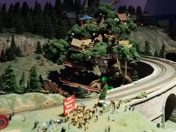 「セラフ部隊員たちを見つけ出せるか？『ヘブンバーンズレッド』×「スモールワールズTOKYO」コラボ現地レポート！」の画像