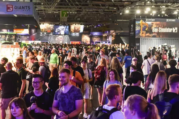 「「gamescom 2023」生放送中に不審者が乱入…『GTA』らしき言葉を繰り返し警備員に取り押さえられる」の画像