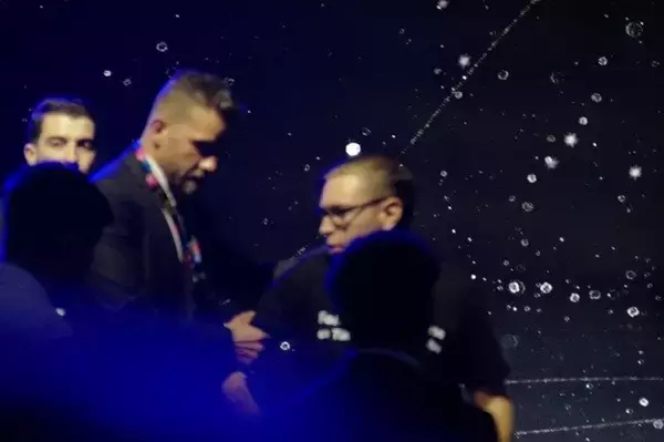 「「gamescom 2023」生放送中に不審者が乱入…『GTA』らしき言葉を繰り返し警備員に取り押さえられる」の画像