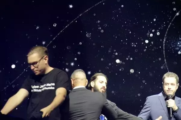 「「gamescom 2023」生放送中に不審者が乱入…『GTA』らしき言葉を繰り返し警備員に取り押さえられる」の画像